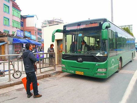 趙麗雅正搭公交車準(zhǔn)備回家——城市生活的點滴細(xì)節(jié)，趙麗雅乘坐公交，感受城市生活的點滴細(xì)節(jié)